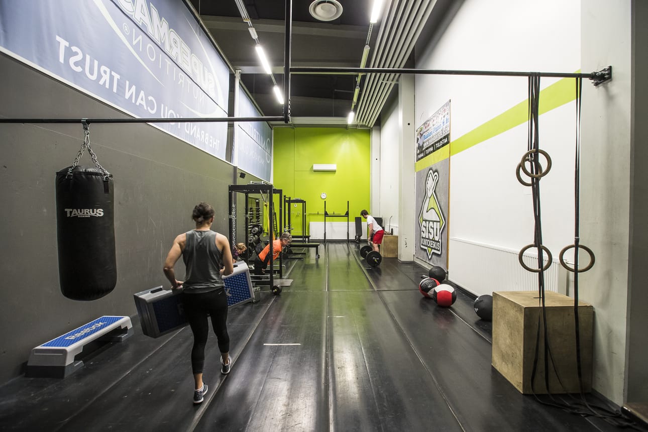 Vanhasta crosstraining-salista tulee jatkossa paikka, jossa on reilusti tilaa vapaille painoille. Asiakkaatkin pääsevät sinne jatkossa milloin vain, sillä ryhmät eivät vie tilaa enää vain itselleen. –Siellä voi ryskätä ihan rauhassa, Jani Eteläaho sanoo.
