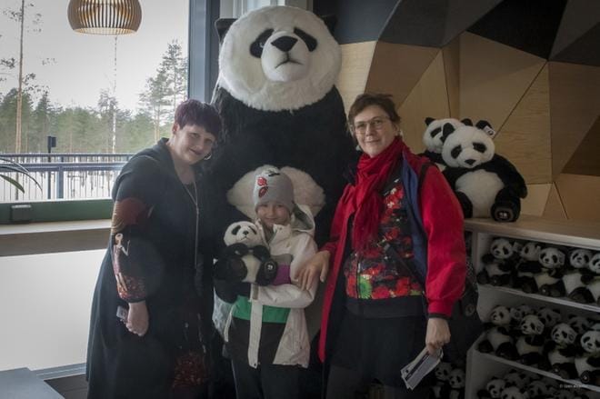 Ruusa Jännes sai Ähtäri Zoon toimitusjohtajalta Jonna Pietilältä (vas.) pehmopandan.