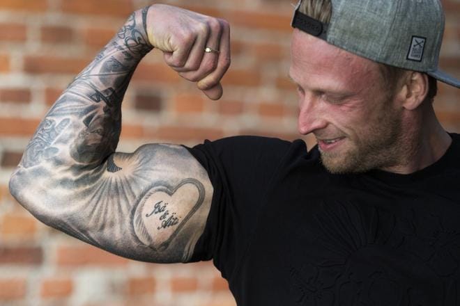 Sami-Jaakko Konttaksen käsivarsien tatuoinnit kertovat hänen edesmenneiden vanhempiensa elämäntarinaa. KUVAT: JARNO PELLINEN