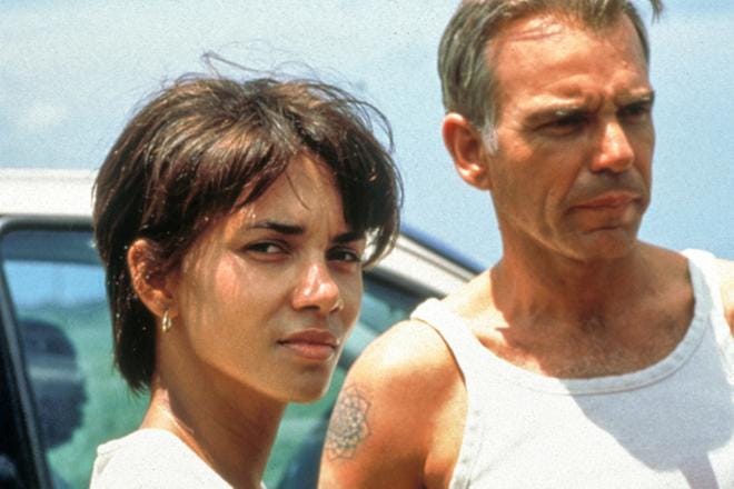 Halle Berry (vasemmalla) voitti parhaan naispääosan Oscar-palkinnon ensimmäisenä afroamerikkalaisena naisena roolistaan Monster’s Ball -elokuvassa. Hän on kuolemaantuomitun vangin vaimo Leticia Musgrove. Billy Bob Thornton on vanginvartija Hank Grotowskin roolissa. KUVA: Yle Kuvapalvelu