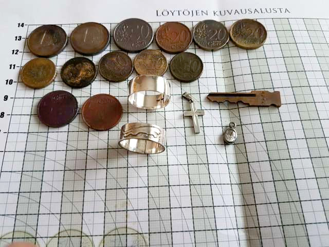 Tämä saalis löytyi Ruukin Hietamaan uimarannalta vielä kolmannella etsintäkerralla. Sormuksia voi kysellä Mikko Fingerroosilta tuntomerkkejä vastaan.