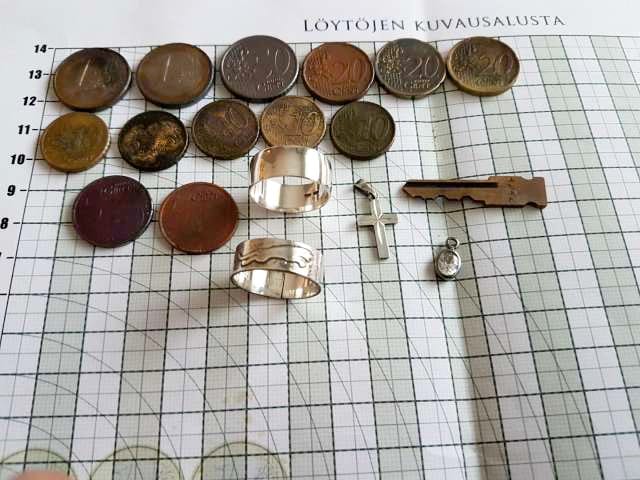 Tämä saalis löytyi Ruukin Hietamaan uimarannalta vielä kolmannella etsintäkerralla. Sormuksia voi kysellä Mikko Fingerroosilta tuntomerkkejä vastaan.