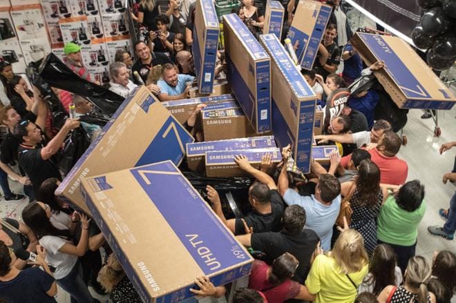 Uutiskuva Brasiliasta Sao Paulosta näyttää, kuinka ihmiset rynnivät ostamaan edullisia televisioita supermarketin Black Friday -alennusmyynnistä. KUVA: SEBASTIAO MOREIRA/ EPA
