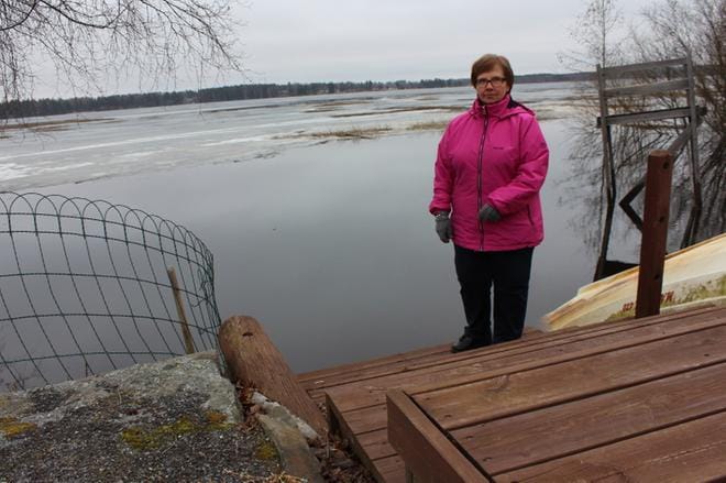 Marjatta Peltola tietää, että portailta on kesäaikaan pitkästi matkaa Kuortaneenjärveen. KUVA: REIJO HEIKKILÄ