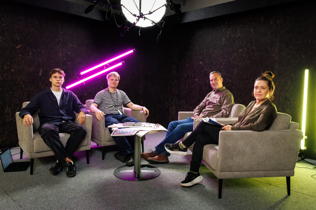 Studiossa keskustelevat toimittajat Kosti Kaerala, Aapo Jääskeläinen, Joonas Kuikka ja Annukka Latvala.