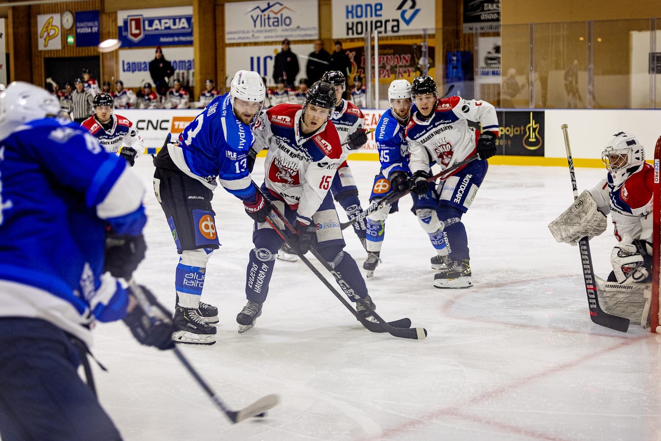 Virkiän Joel Sund ja Markus Piispanen tiukassa vartioinnissa Raahe-Kiekon maalilla sunnuntaina.