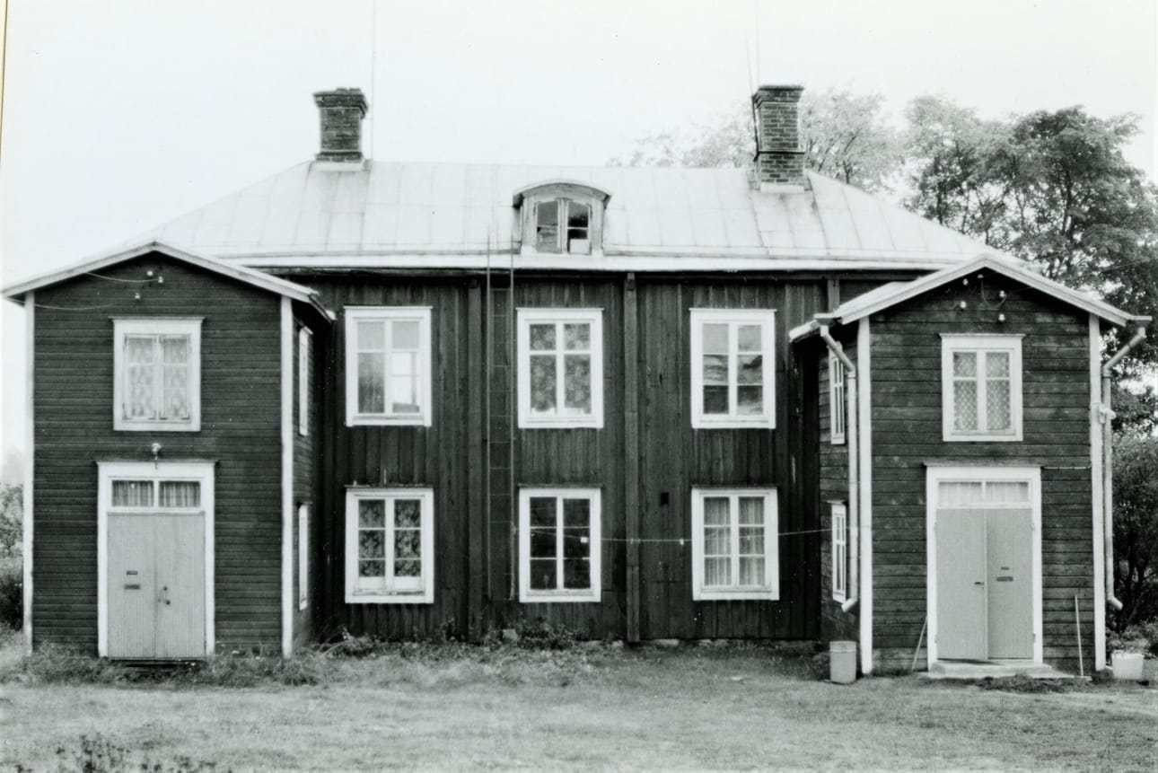 Kuvassa näkyvät Alkulan taloon myöhemmin rakennetut kuistit.