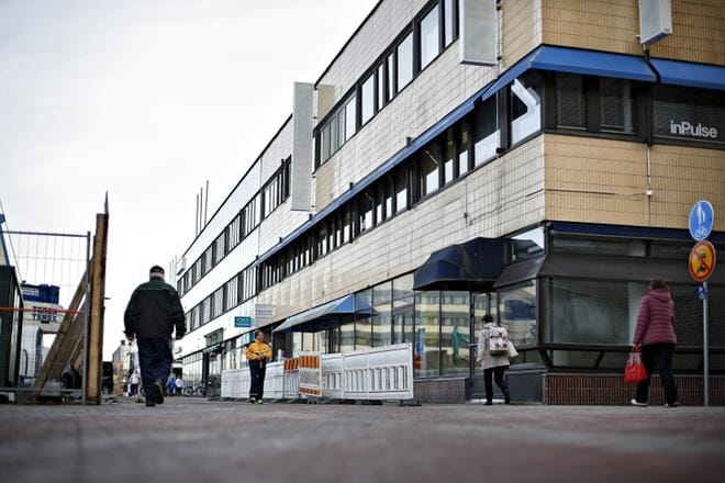 Mielenosoittajat kulkevat Lakeudenristiltä Lapuan hiippakunnan tuomiokapitulin tilojen eteen Kalevankadulle. KUVA: TOMI KOSONEN