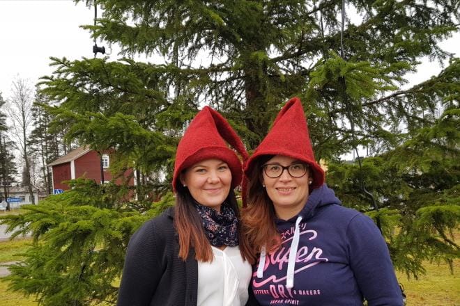 Isojoella on hyvä yhdessä tekemisen meininki, vielä marraskuun Isojoen kunnanjohtajana oleva Linda Leinonen ja yrittäjien puheenjohtaja Anna Alakortes toteavat kunnantalon komean kuusen edessä. Kuva: Sirkku Mukkala