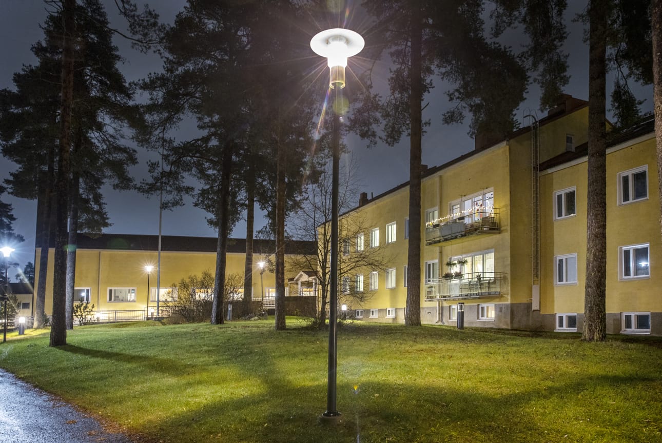 Esimerkiksi Hiirosenkotia valaisevat sähkökatkoksen aikana akkuvarmennetut turvavalot käytävillä, mutta asiakkaiden huoneet pimenevät.