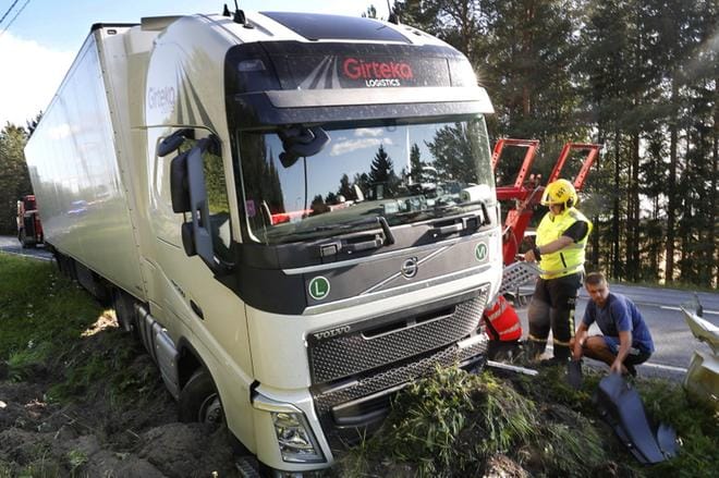 Rekka ja henkilöauto törmäsivät kolmostiellä noin kilometrin verran Koskenkorvalta Huissin suuntaan. KUVA: JOUKO HÄNNINEN