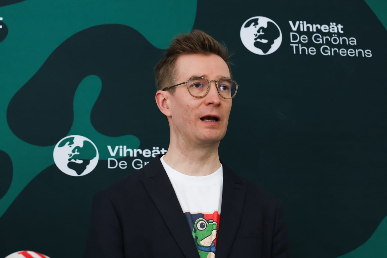 Vihreiden eduskuntaryhmän puheenjohtaja Oras Tynkkynen arvioi, että velkajarrusta saavutettu kompromissi heijasteli hyvin eri näkemyksiä.