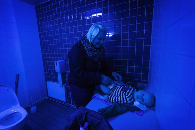 Sini Oravasaari testasi ensi kertaa Rewell Centerin lastenhoitohuoneen, jossa on siniset valot. – Yleensä käyn vaihtamassa Vertin vaipan toisessa lastenhoitohuoneessa. Se on siistimpi. Keskustaan tarvittaisiin ehdottomasti ilmainen lastenhoitohuone, hän toteaa. KUVA: JARNO PELLINEN