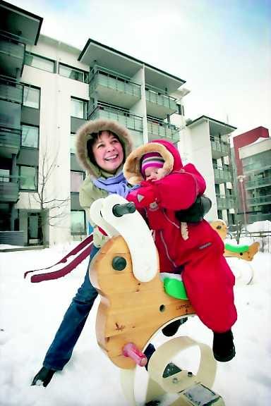 Vain kylässä . Kuopiolainen Tarja Korhonen Vilma-tyttärineen oli Meritullissa mummolavierailulla. Korhosen äiti asuu keskellä Meritullia kaksiossa. "Hyvin hän on viihtynyt; sijaintihan on erinomainen. Alue on rauhallinen, vaikka ylimääräistä häiriötä joskus kaupungilta kantautuukin. "