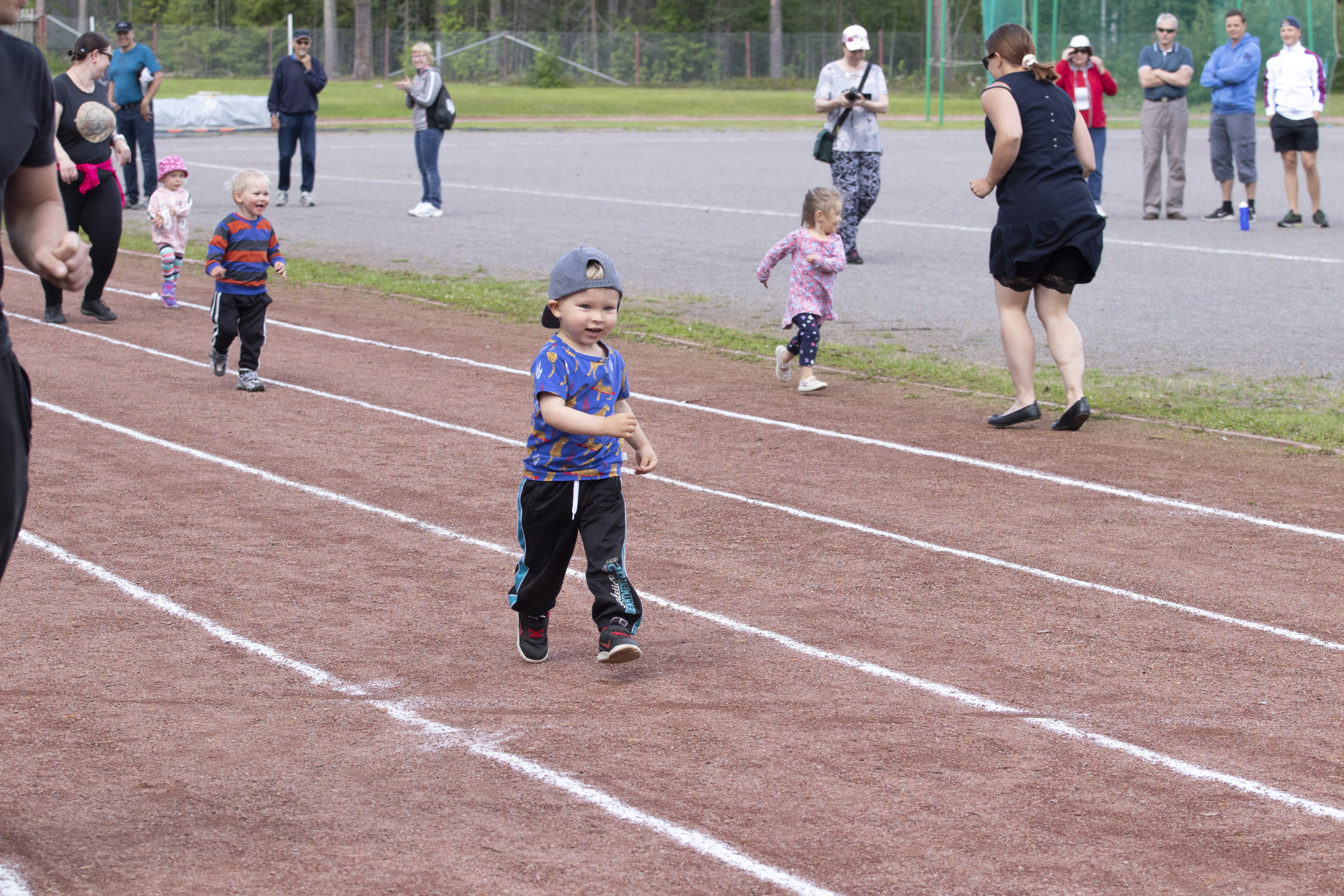 Kannustusjoukot elivät mukana erityisesti pienimpien kilpailijoiden suorituksissa.