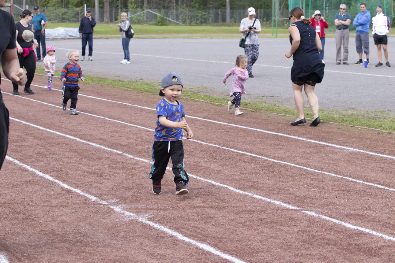 Kannustusjoukot elivät mukana erityisesti pienimpien kilpailijoiden suorituksissa.