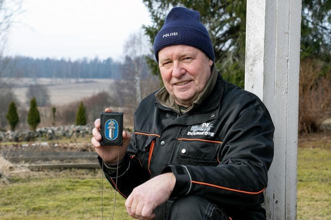 Syksyllä eläkkeelle jääneellä Esa Saarisella on kotona tallessa virkamerkkikotelo ja poliisin pipo. Niitä hän voi vielä tarvita. KUVA: JORMA HAVULA