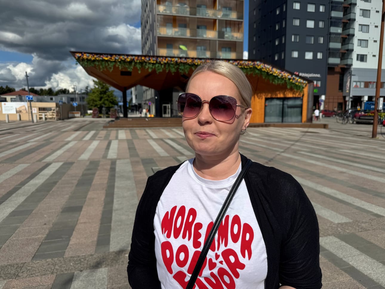 Maarit Paavola tapaa silmäillä Eparin ensin yleisesti läpi. Sitten hän lukee itseään kiinnostavat jutut. Suosikkina hänellä on Ruusut ja Risut -palsta. Eparinsa hän lukee ehdottomasti paperisena lehtenä. – Paikalliset jutut saavat aina kiitoksen. En anna Eparille risuja, Paavola sanoo.