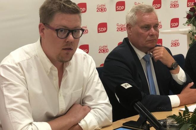 Eduskuntaryhmän puheenjohtaja Antti Lindtman (vas.) kertoi välikysymyksen mahdollisuudesta Lohjalla vierellään puheenjohtaja Antti Rinne. KUVA: Aki Taponen