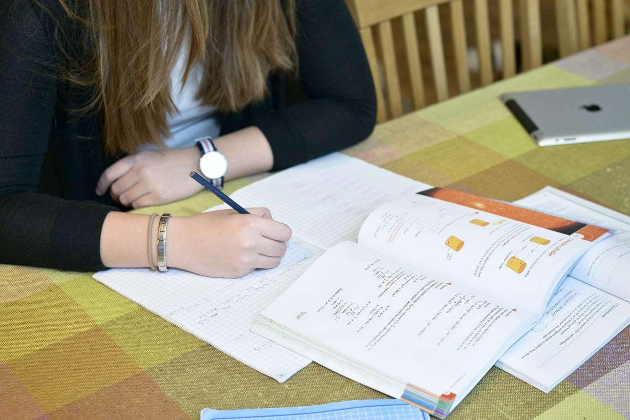 Sekä lukutaidon että matematiikan osaamisen keskiarvot ovat laskeneet Pisa-tutkimuksissa laajasti.