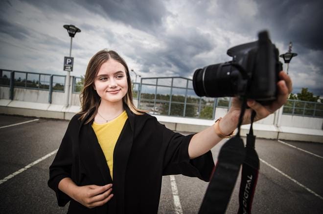 – Onhan se ihan hullua, kun miettii, että kuinka paljon niitä seuraajia oikeasti on, sanoo Dita Palomäki. Hän on harrastanut tubettamista kolme vuotta. KUVA: MAIJA SAANIO