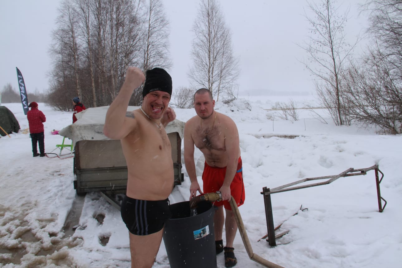 Oulaistelainen Arto Hintsala rakensi ensimmäisen jääsaunan kavereidensa kanssa. Piipsjärvi 24h-tapahtumassa sauna syntyi hänen ja muutaman yhteistyökumppanin tekemänä vuonna 2024. Nyt jääsauna tehdään jälleen Oulaisiin.