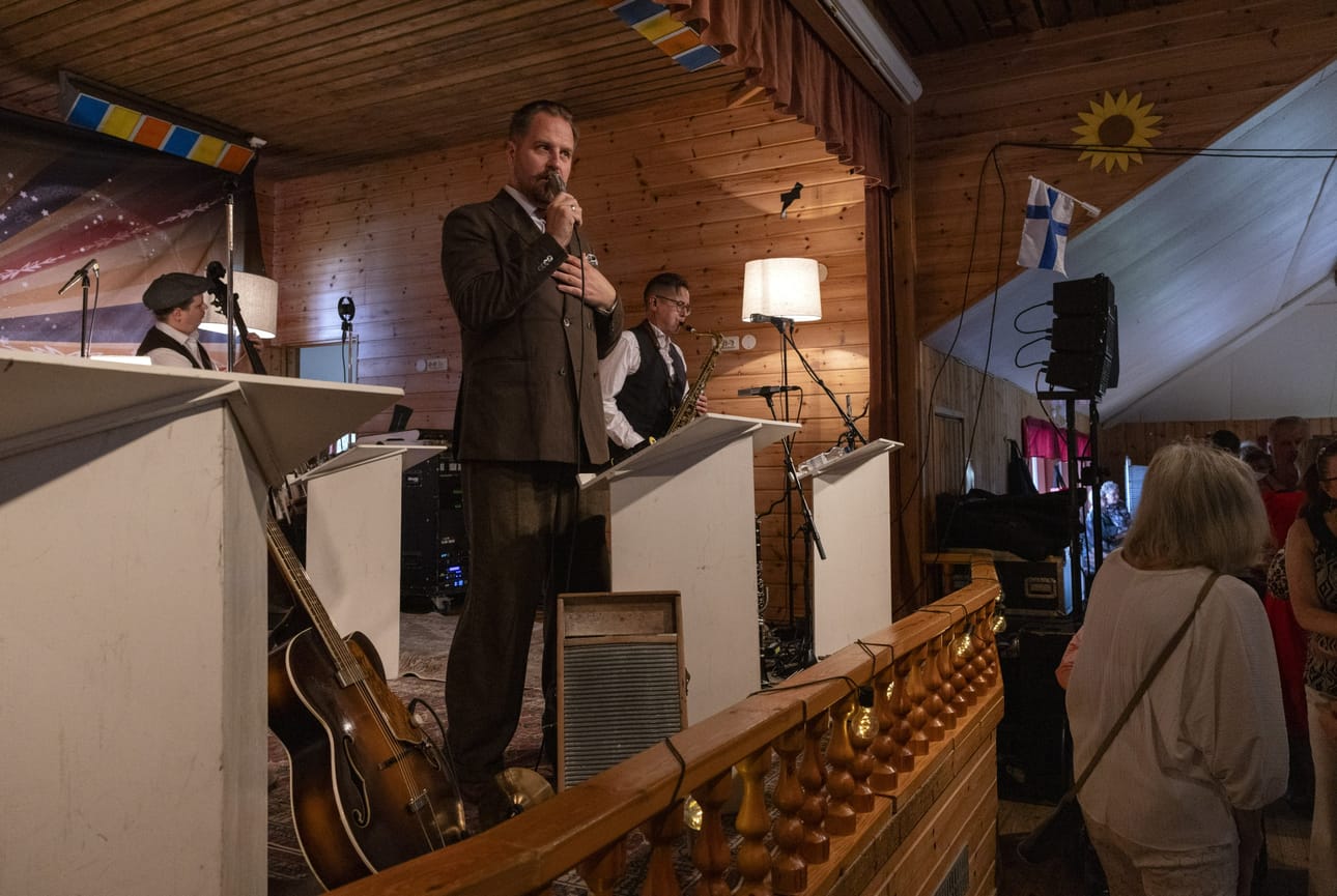 Kyösti Mäkimattila ja Ajaton sointu -yhtye esiintyivät Savion lavan sunnuntaitansseissa Laukaassa 15. kesäkuuta. LEHTIKUVA / Tommi Anttonen