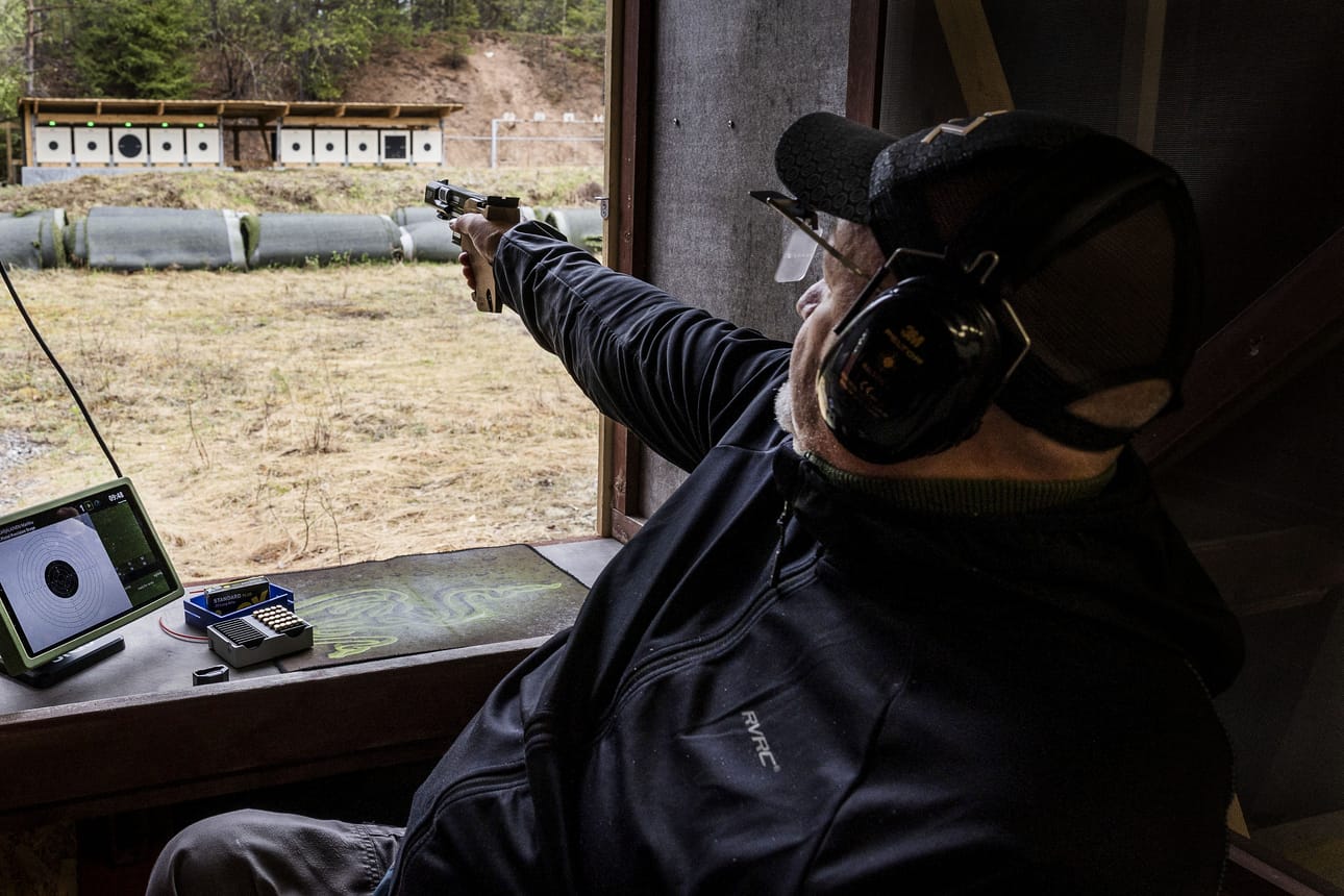 Rovaniemeläinen para-ampuja Markku Karjalainen käy päivittäin harjoittelemassa Toramon 25 metrin pistooliradalla. Ampuja näkee osuman välittömästi vieressä olevalta näytöltä.