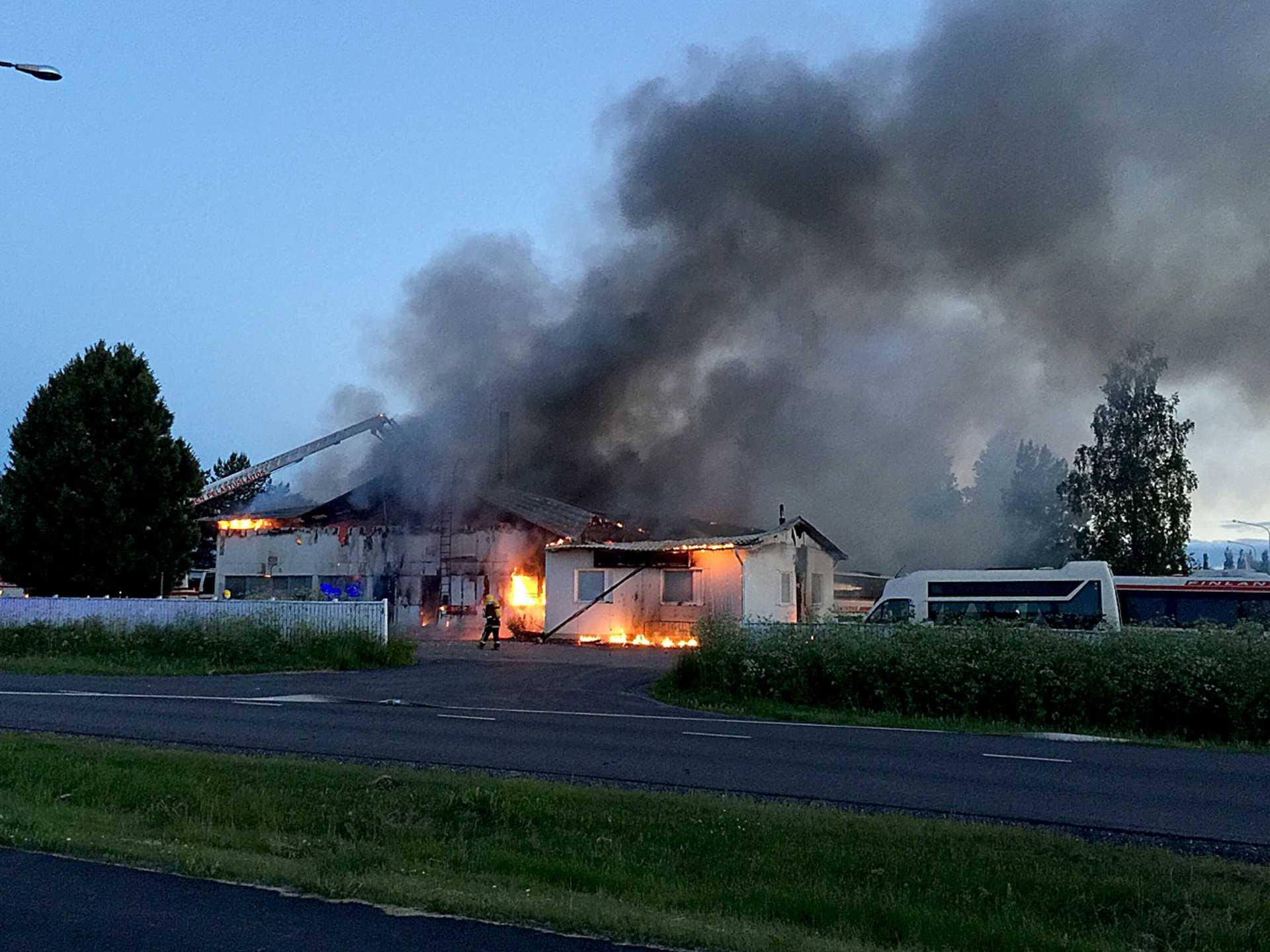 Käkelän liikenteen linja-autohalli paloi yöllä Raahessa.