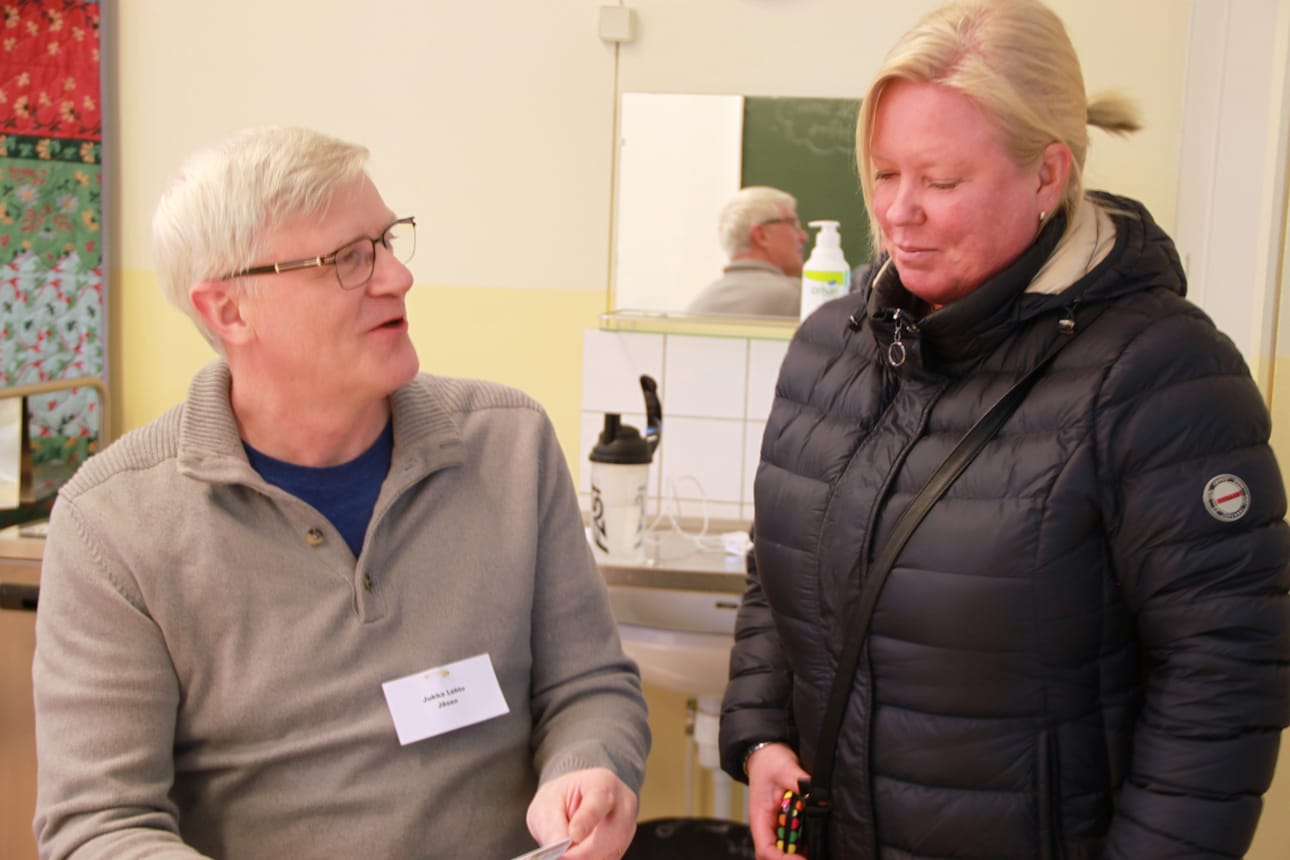 Satu Backman tarkastuttaa äänioikeuttaan Jukka Lehdolta Syöte-Iinattijärvi-Hirvaskosken äänestysalueella. Satu kertoi olleensa selvillä jo äänestyspaikalle tullessaan, ketä ehdokasta hän äänestää.