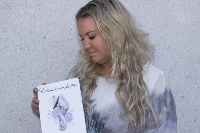 Heidi Mattsson aloitti kirjansa 13 vuotta sitten kirjoitetusta runosta. – Tuntuu mahtavalta ja ihmeelliseltä. KUVA: LAURA KROHN