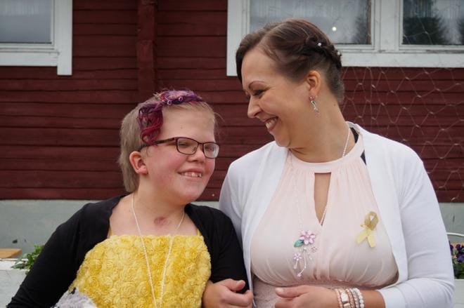 Erja Hyvönen kuvattuna Alexandra-tyttärensä kanssa hänen rippijuhlapäivänään. KUVA: HELI ARO