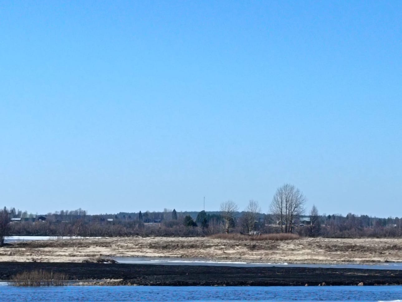 Karungin kylän pohjoispäässä on Likasaari, joka kulotettiin lauantaina. Mustaksi palaneen saaren palo sai valtakunnallista huomiota, vaikka paikalliset polttavat sen joka kevät.