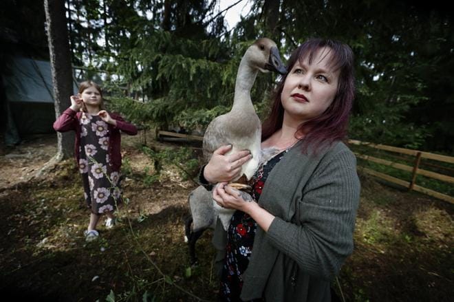 Eläinten hoitamiseen uppoaa Hanna (oik.) ja Mimosa Viitalalta muutama tunti päivässä. Kotieläinhaan virallisia avajaisia vietetään 18.7. KUVAT: KARI LÖFHJELM