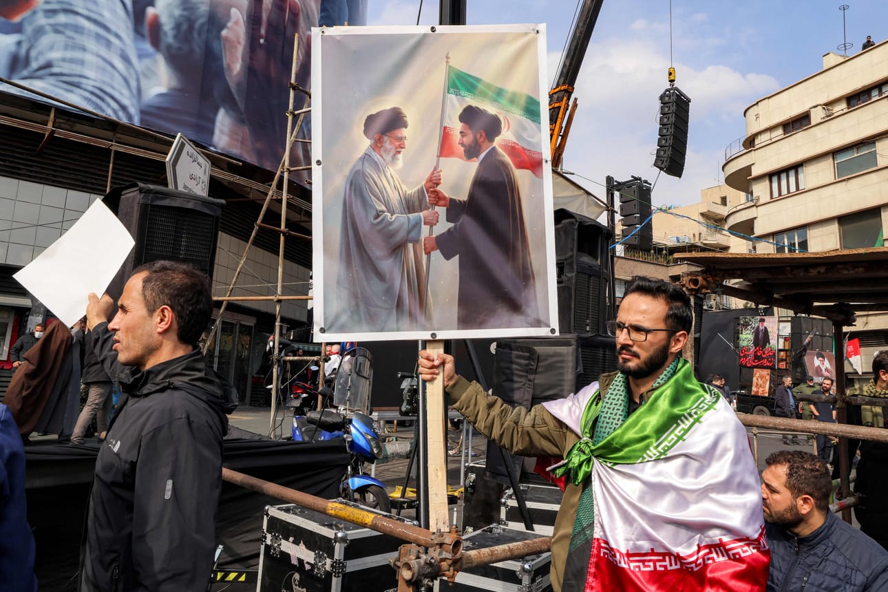 Poika valittiin surmatun isänsä seuraajaksi Iranissa.