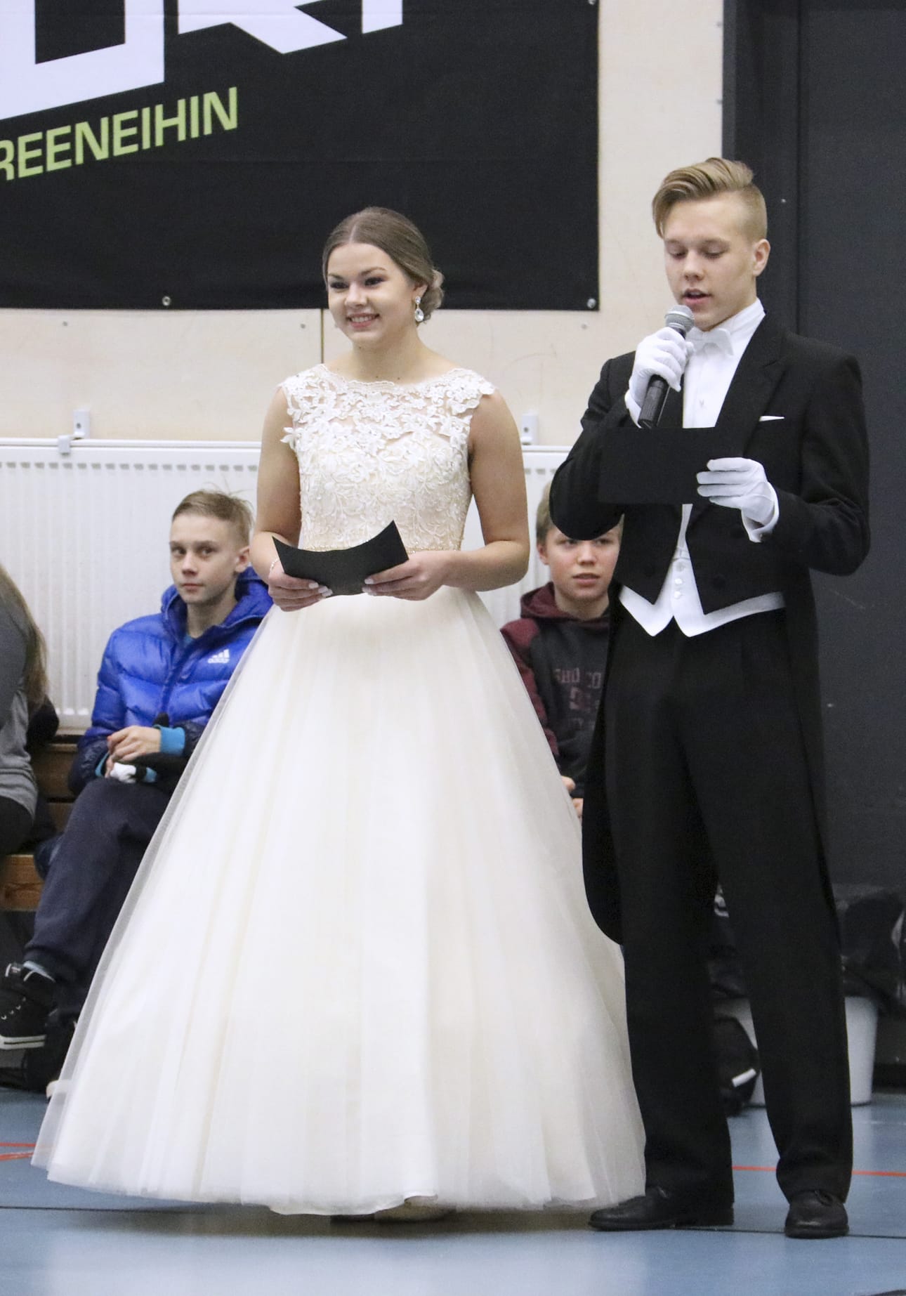 Tanssien juontajina toimivat Rebekka Suni ja Atte Tynkilä.