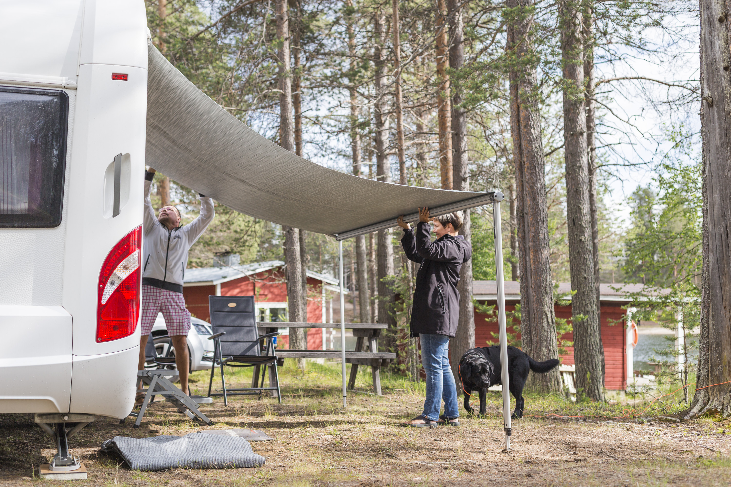 Simo Tolonen ja Anne Kankaanpää ovat käyneet Kuusamossa useasti. Tolosta vetää puoleensa komeat maisemat ja hyvät kalastusmahdollisuudet, Kankaanpäästä on hauskaa nähdä poroja.