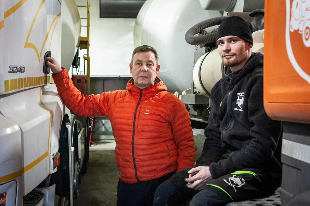Marko ja Aleksi Rytkönen tekevät betonihommia Bodenin terästehtaan työmaalla noin viidentoista työntekijän kanssa.