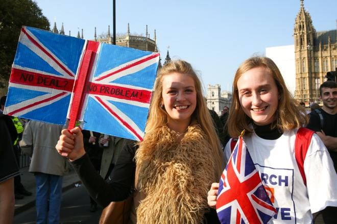 Brexitin kannattajat osoittivat mieltään Britannian parlamentin edessä ennen perjantain äänestystä erosopimuksesta. Kuva: Dinendra Haria/SOPA Images