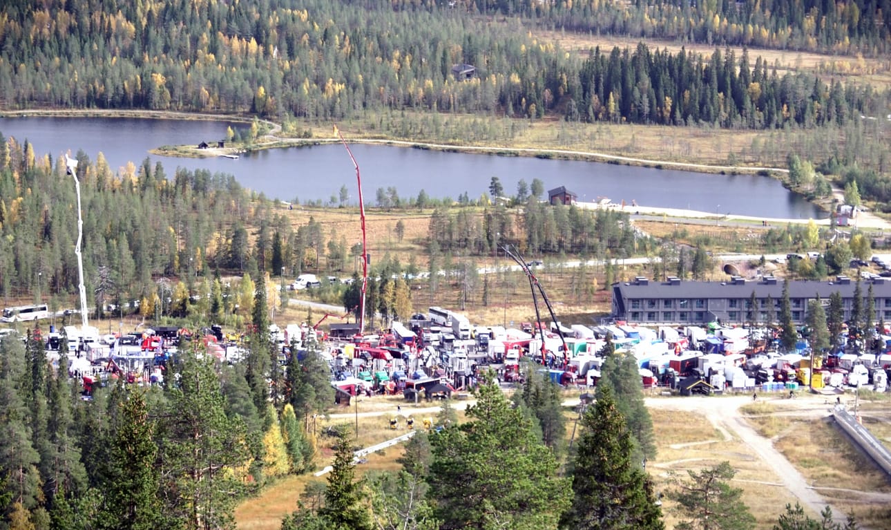 Iso-Syötteen parkkipaikka oli vähintäänkin täynnä raskasta kalustoa.