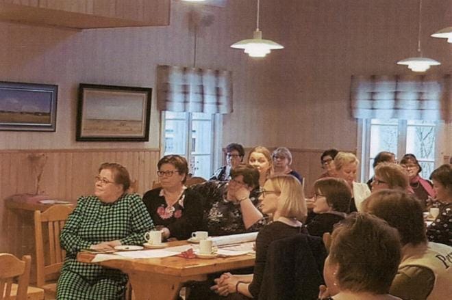 Keskustanaisten Etelä-Pohjanmaan piirin vuosikokouksessa Alajärvellä kannettiin huolta EU-vaalien äänestysaktiivisuudesta Suomessa. Suuri toive on, että vaaliuurnille mentäisiin ja saataisiin liikkeelle myös nuoret äänestäjät. KUVA: SARI PALMU
