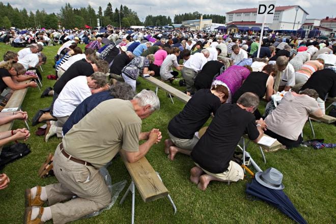 Herättäjäjuhlat Isossakyrössä 2012 päättyivät perinteiseen polvirukoukseen. KUVA: JUSSI ASU