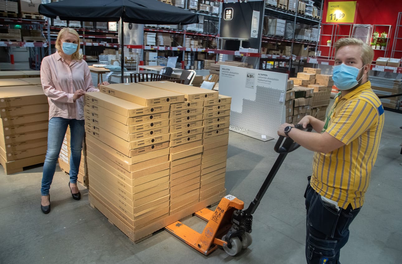 – Koronan aikana on esiintynyt joitakin saatavuus- tai toimitusongelmia, kertoo Ikea Suomen verkkokauppatoimintojen päällikkö Mirva Sandström. Itsepalveluvaraston esihenkilö Eetu Rosenberg nostaa kaverina laatikkopinoa.