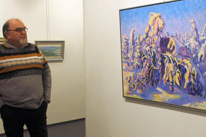Galleria Kaari on suljettu toukokuun puoliväliin saakka, mutta Eero Österbergin näyttelyyn voi tutustua Kaaren Facebook-sivulla. Kuvassa taiteilija näyttelyn rakennuspäivänä Kaaressa maaliskuussa. Akryyli- ja öljyväriteoksen nimi on ”Karhu naapurina”, se on vuodelta 2017.