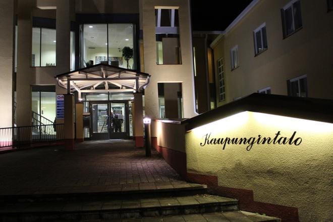 Asiointipalvelua Ähtärin kaupungintalollakin rajoitetaan, ja kuntalaisia kehotetaan ensisijaisesti lähestymään asuntotoimistoa, teknistä toimistoa ja muita kaupungin palveluita puhelimitse ja sähköpostitse. Kaupungin asiointipisteen palveluajoista ja käytännöistä - Kela, Digi- ja väestötietovirasto, TE-toimisto, oikeusapu - kerrotaan tarkempaa tietoa tänään tiistaina. ARKISTOKUVA: REIJO HEIKKILÄ