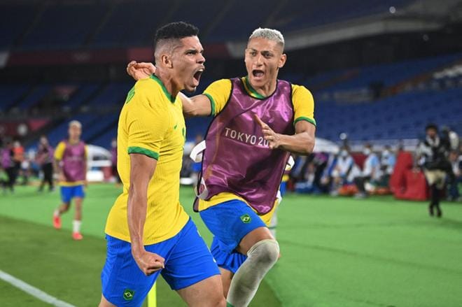 Brasilian Paulinho (vas.) ja Richarlison juhlivat maansa 4-2-voittoa Saksasta olympiajalkapallossa torstaina. Kuva: Lehtikuva / AFP