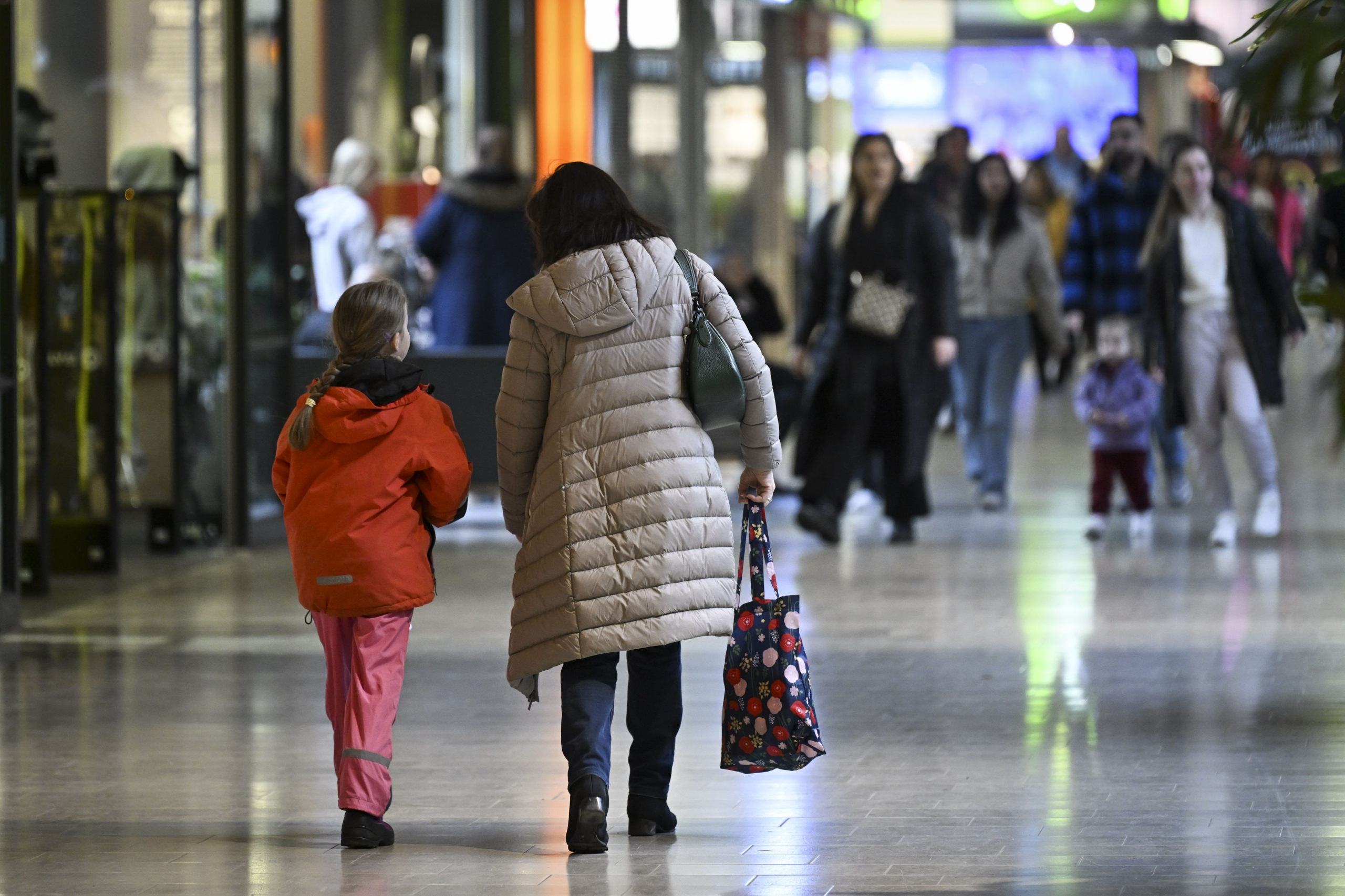 Kuluttajien luottamus talouteen heikkeni, yritysten suhdannenäkymät parantuneet