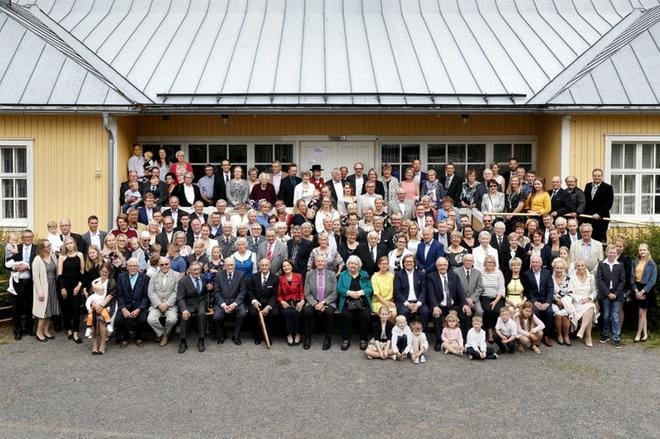 Skrabb-Tallbackan ensimmäinen sukukokous järjestettiin ensimmäistä kertaa lähes 60 vuotta sitten Alajärvellä. Vanha suku on voimissaan, sillä ilmoittautuneiden 120 henkilön sijaan paikalle saapui noin 150 henkeä ja Alajärven Nuorisoseurantalo natisi liitoksissaan. KUVAT: JOUKO HÄNNINEN