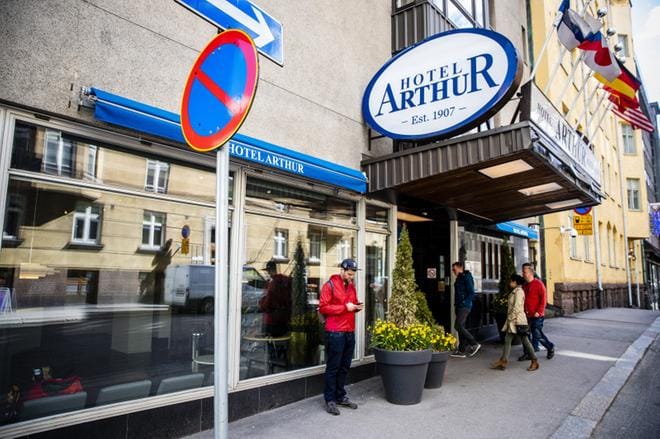 Yhdysvaltalainen John Butler varaa pääosin hotellinsa suoraan hotellien omien verkkosivujen kautta, koska se on helppoa ja samalla koko rahasumma menee hotellille. KUVA: Joel Maisalmi