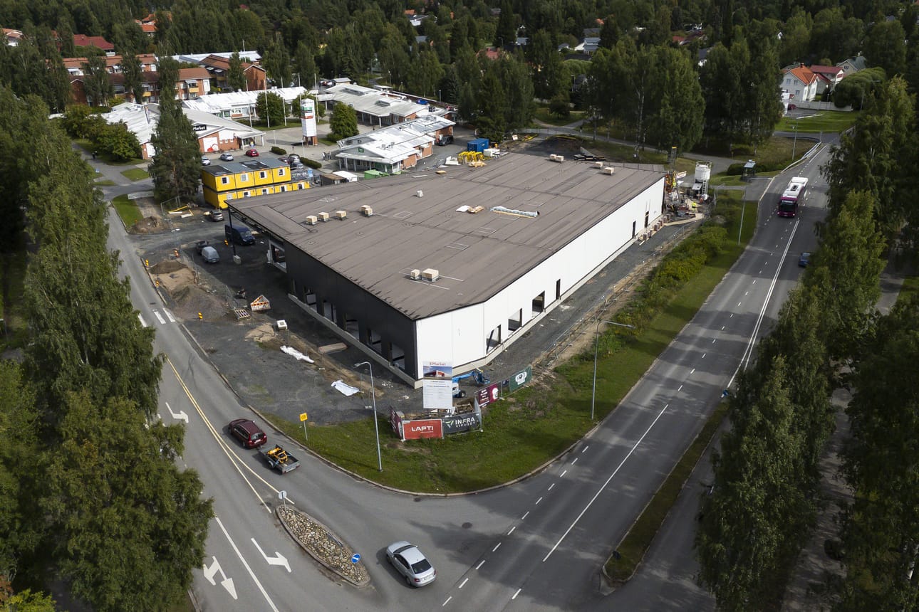 Uuden ostoskeskuksen valmistuttua takana näkyvä vanha ostoskeskus puretaan pois.